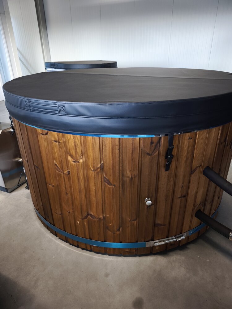Neris &ndash; Large Wood-Fired Hot Tub for 6&ndash;8 People