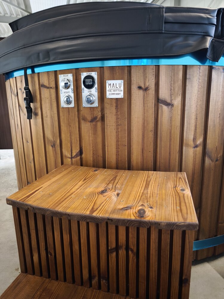 Neris &ndash; Large Wood-Fired Hot Tub for 6&ndash;8 People