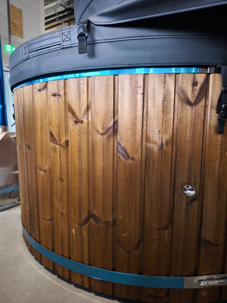 Neris &ndash; Large Wood-Fired Hot Tub for 6&ndash;8 People