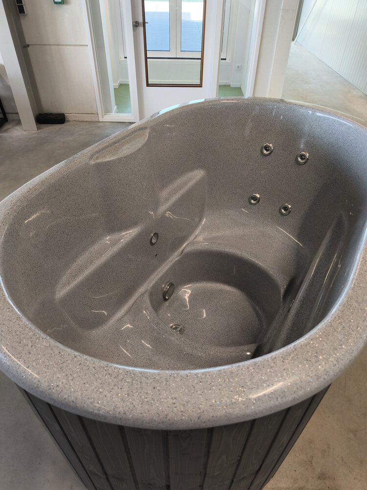 &uuml;ra EL &ndash; Compact Electric Hot Tub for 2 People